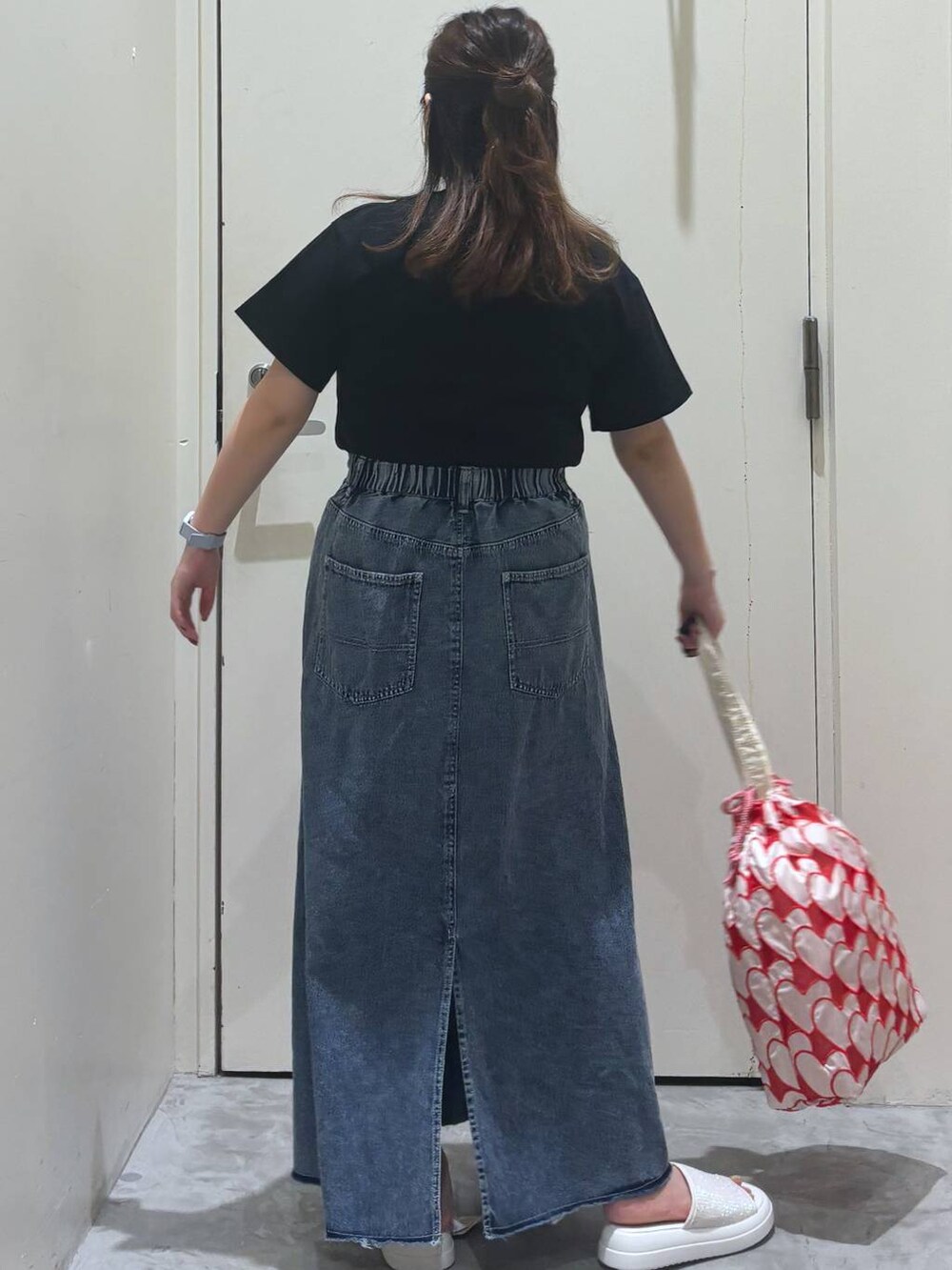 ベージュ系のサンダル、その他のトートバッグ、ブラック系のTシャツ/カットソーを着用したレディースの夏コーディネートの7枚目の写真