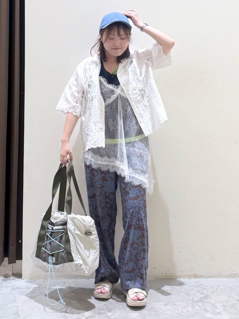 ブラウン系のその他パンツ、ベージュ系のサンダル、ベージュ系のボストンバッグを着用したレディースの夏コーディネートの3枚目の写真