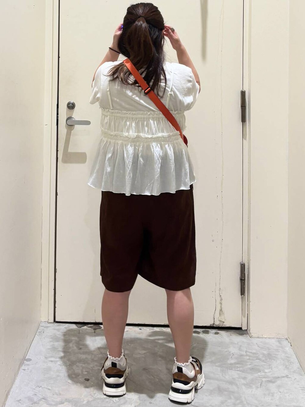 その他のスニーカー、ホワイト系のTシャツ/カットソー、ブラウン系のその他パンツを着用したレディースの夏コーディネートの6枚目の写真