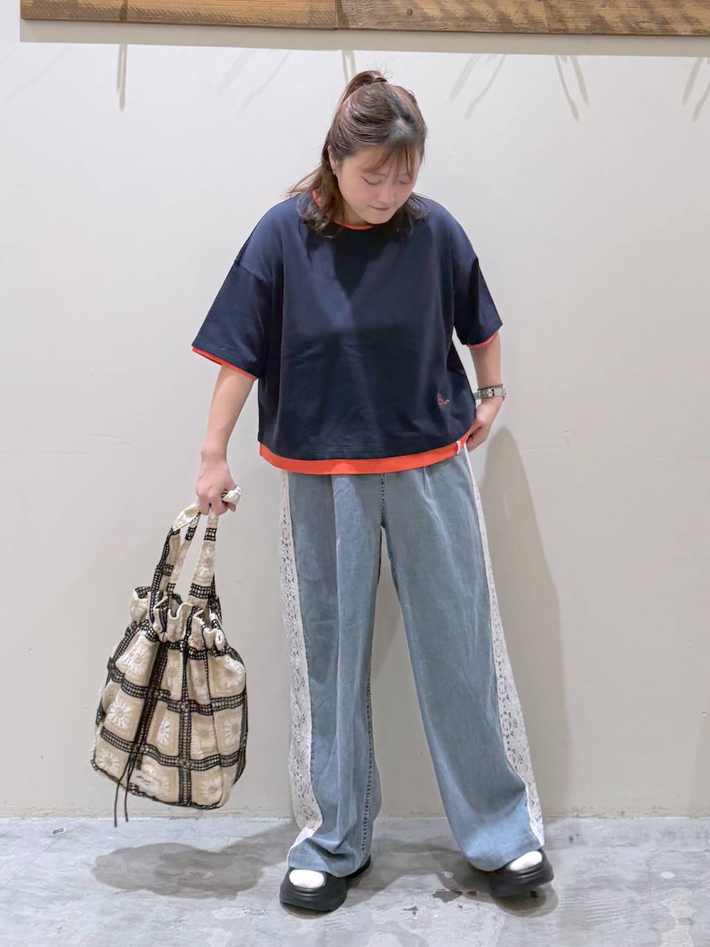 その他のトートバッグ、ブラック系のサンダル、ブルー系のTシャツ/カットソーを着用したレディースの夏コーディネートの7枚目の写真