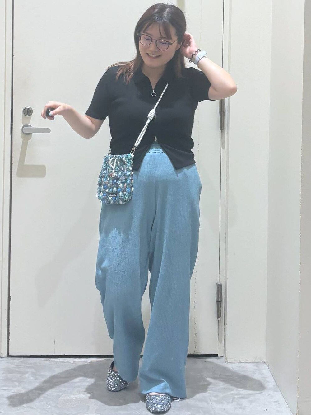 ブルー系のその他パンツ、シルバー系のバレエシューズ、グリーン系のショルダーバッグを着用したレディースの夏コーディネートの4枚目の写真