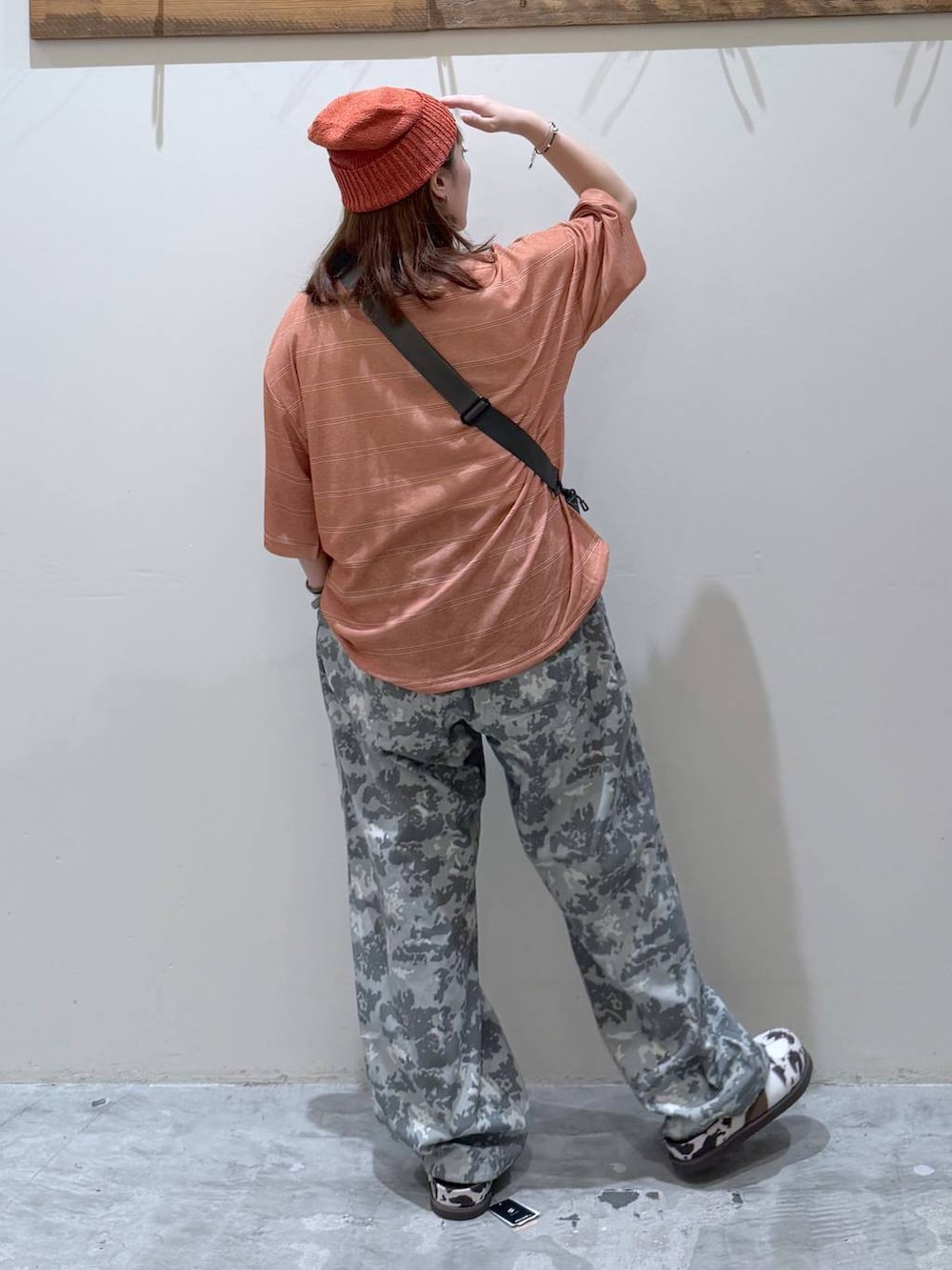 その他のその他パンツ、その他のスニーカー、グレー系のショルダーバッグを着用したレディースの夏コーディネートの6枚目の写真