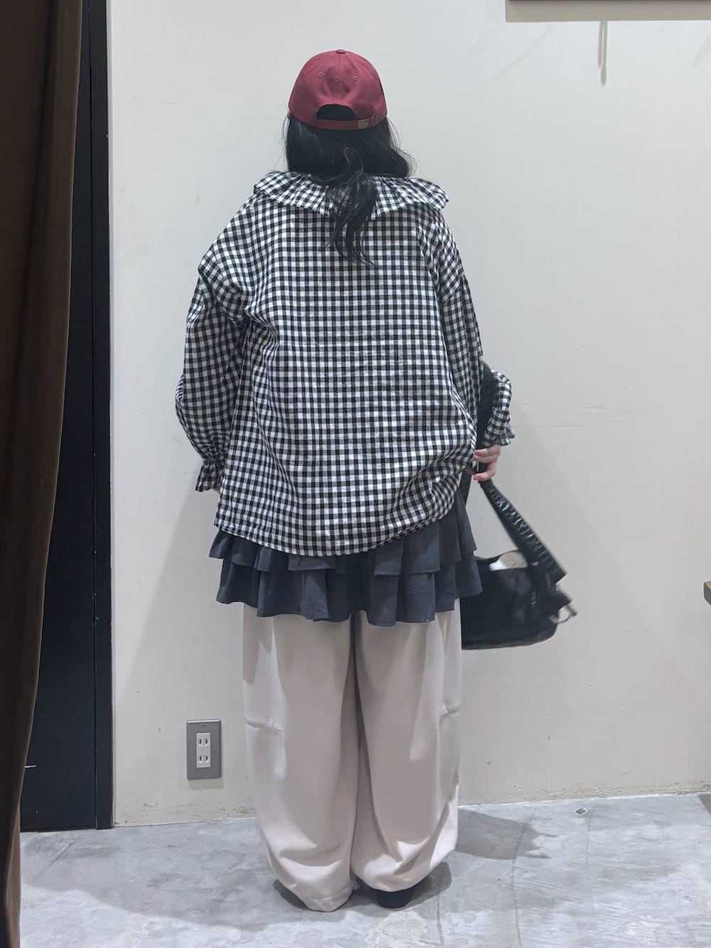 ブラック系のパンプス、ブラック系のショルダーバッグ、ブラック系のシャツ/ブラウスを着用したレディースの春コーディネートの4枚目の写真