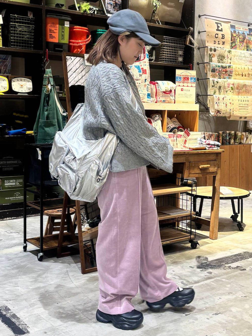 ブラック系のスニーカー、グレー系のショルダーバッグ、パープル系のその他パンツを着用したレディースの秋コーディネートの5枚目の写真