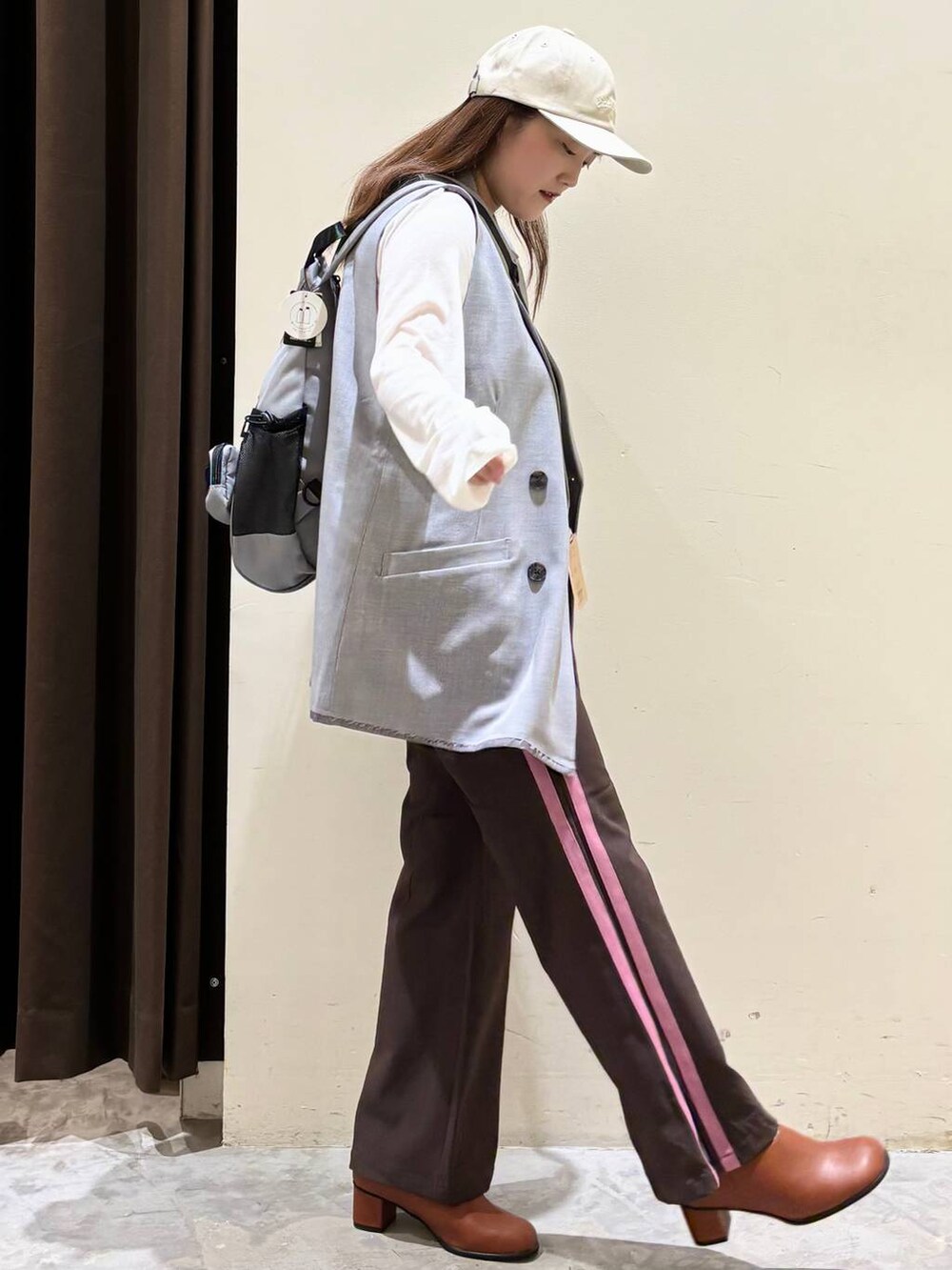 ブラウン系のその他パンツ、ホワイト系のTシャツ/カットソー、イエロー系のブーツを着用したレディースの秋コーディネートの5枚目の写真