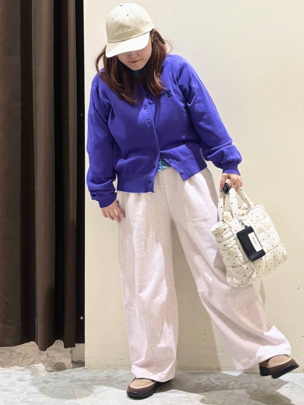 ホワイト系のトートバッグ、ピンク系のスウェットパンツ、ベージュ系のその他シューズを着用したレディースの冬コーディネートの3枚目の写真