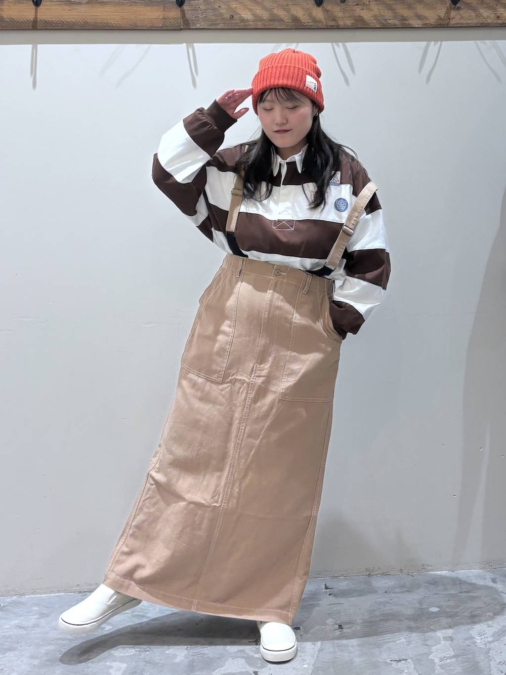 イエロー系のスカート、ブラウン系のTシャツ/カットソーを着用したレディースの春コーディネートの2枚目の写真