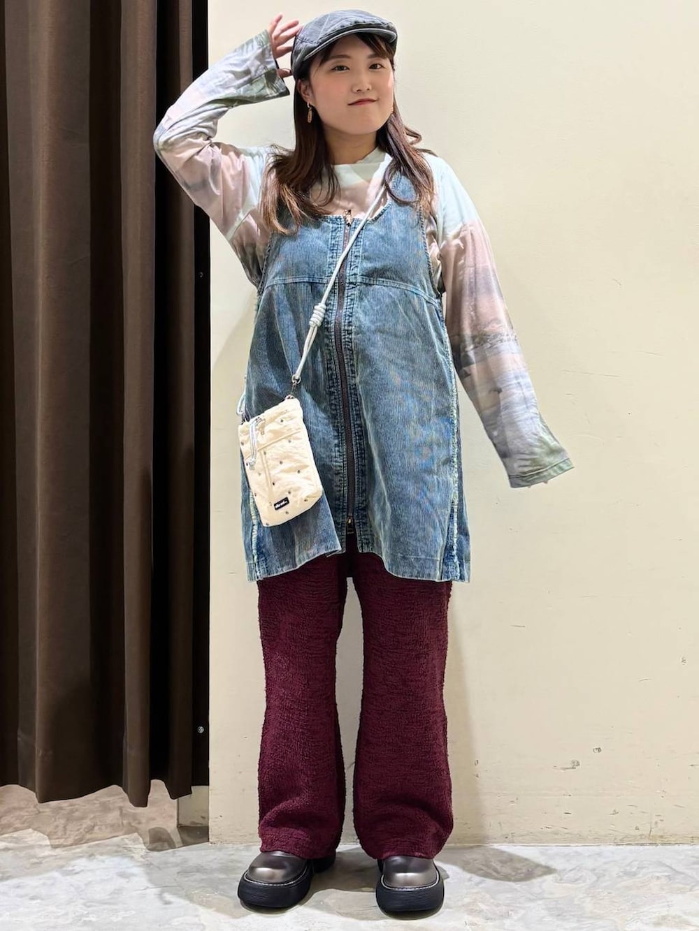 その他のその他シューズ、ブルー系のワンピース、ベージュ系のTシャツ/カットソーを着用したレディースの秋コーディネートの2枚目の写真