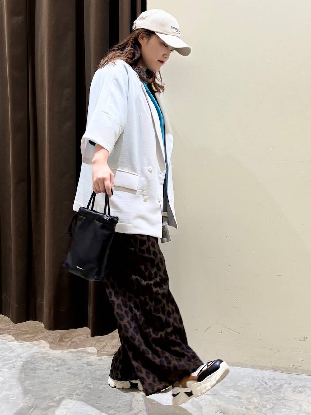 グリーン系のTシャツ/カットソー、ベージュ系のその他パンツ、その他のスニーカーを着用したレディースの春コーディネートの5枚目の写真