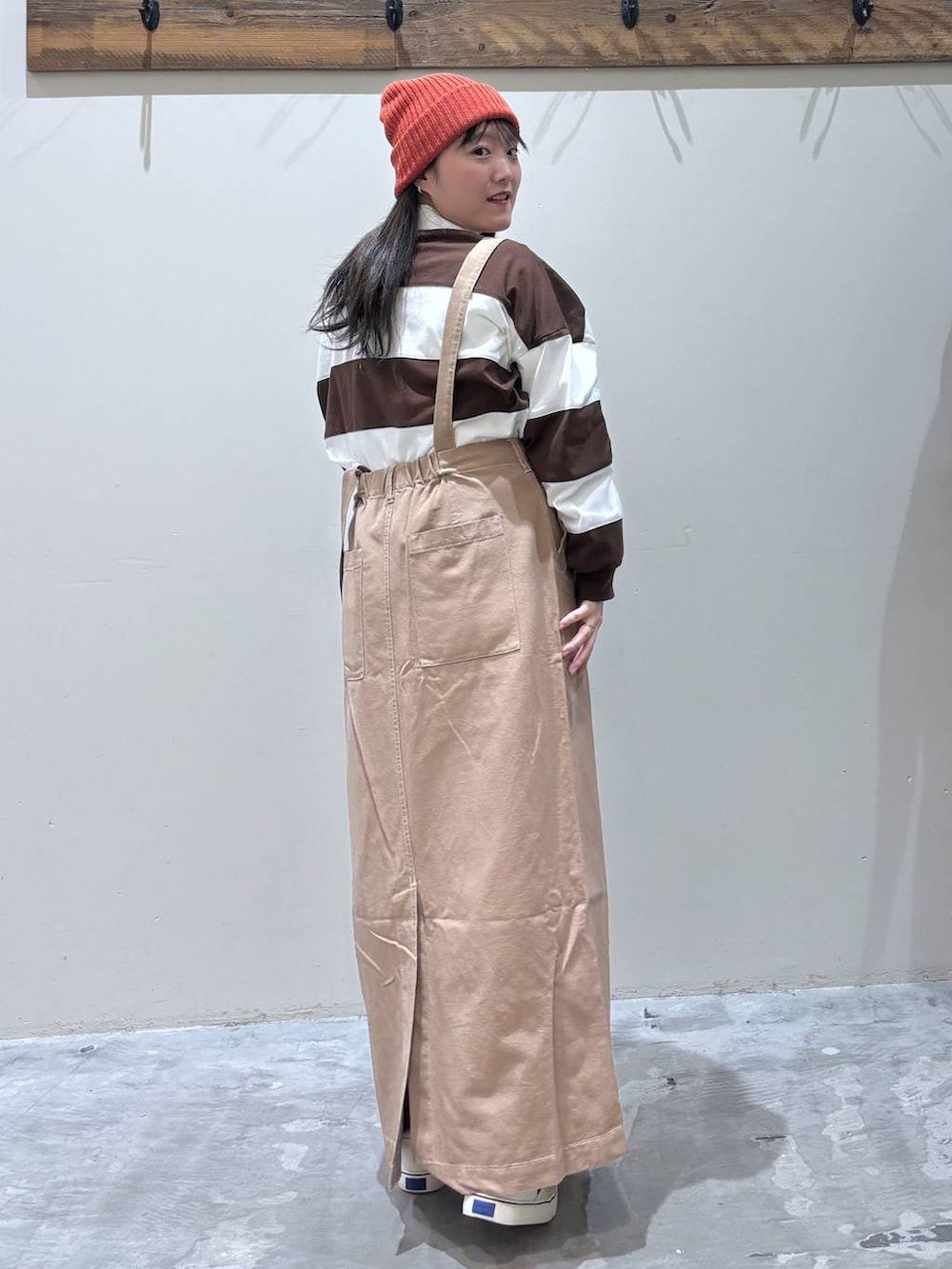 イエロー系のスカート、ブラウン系のTシャツ/カットソーを着用したレディースの春コーディネートの4枚目の写真