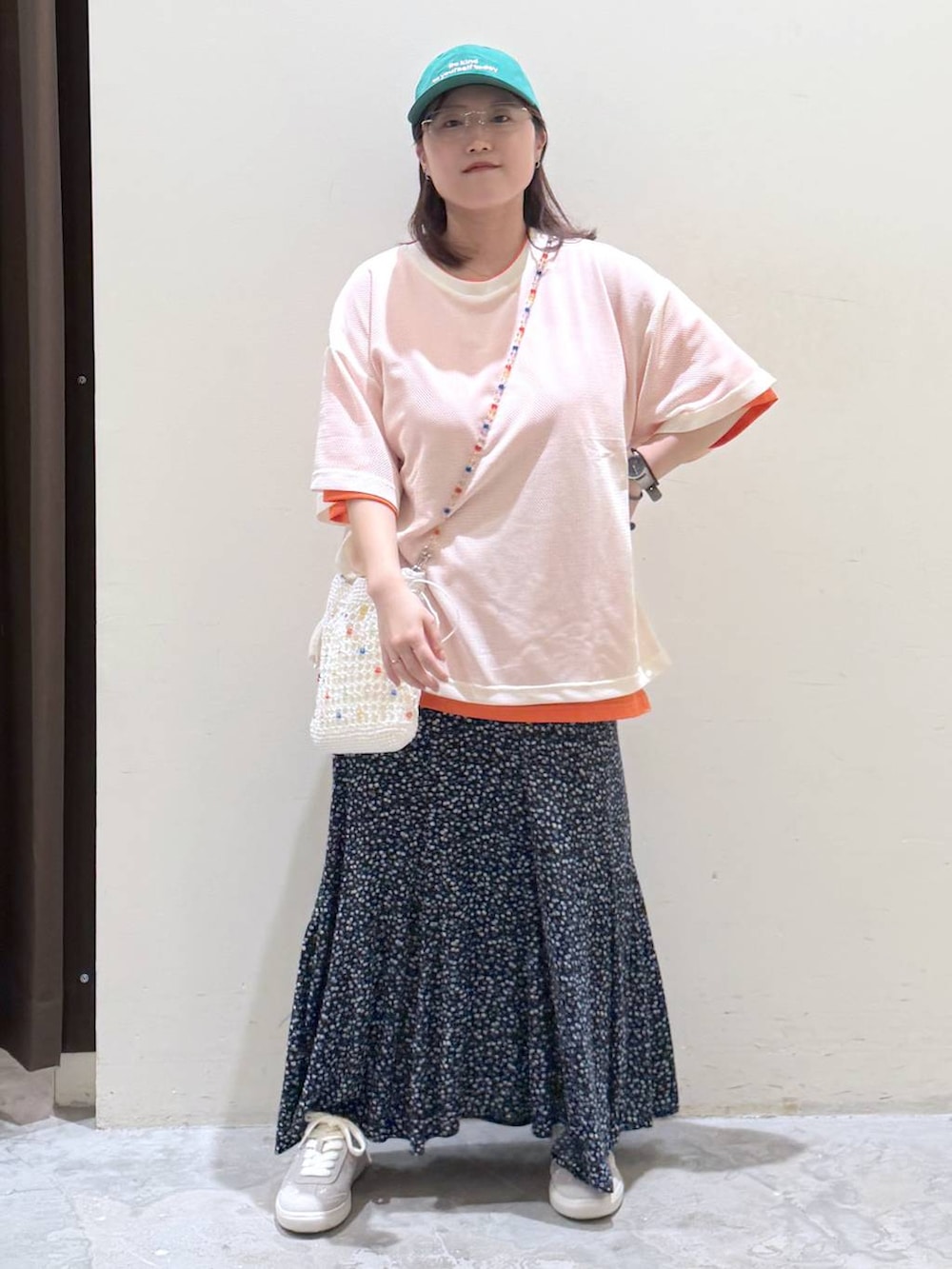 ブルー系のスカート、グレー系のスニーカー、その他のTシャツ/カットソーを着用したレディースの夏コーディネートの3枚目の写真