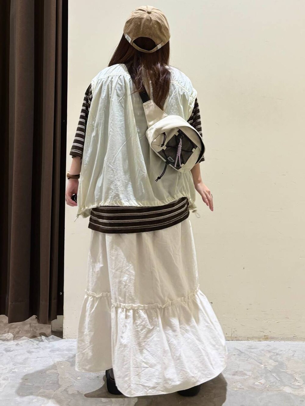 その他のその他シューズ、ベージュ系のブルゾン、ブラック系のTシャツ/カットソーを着用したレディースの秋コーディネートの6枚目の写真