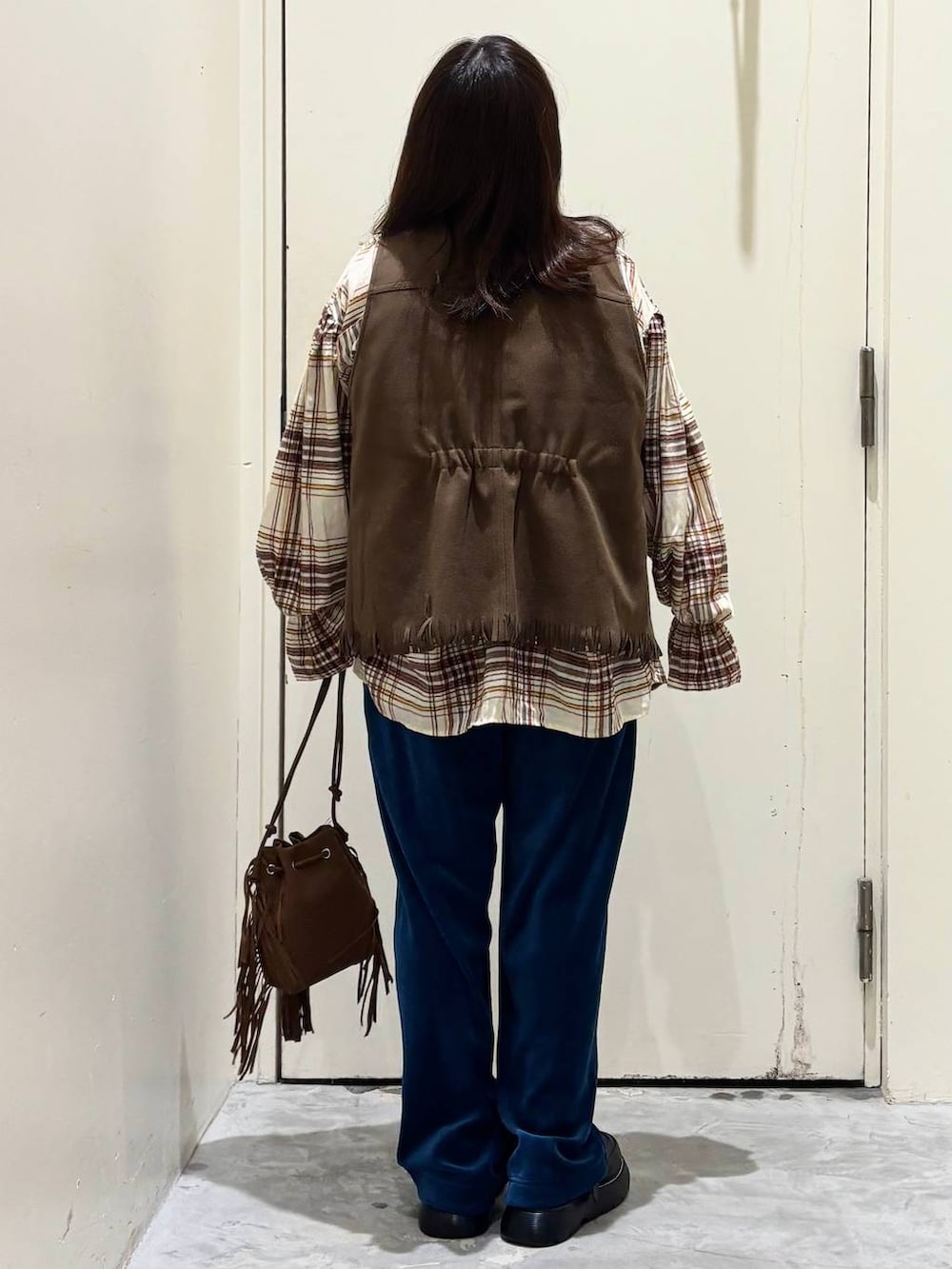 ブルー系のその他パンツ、ベージュ系のシャツ/ブラウス、イエロー系のベストを着用したレディースの秋コーディネートの5枚目の写真