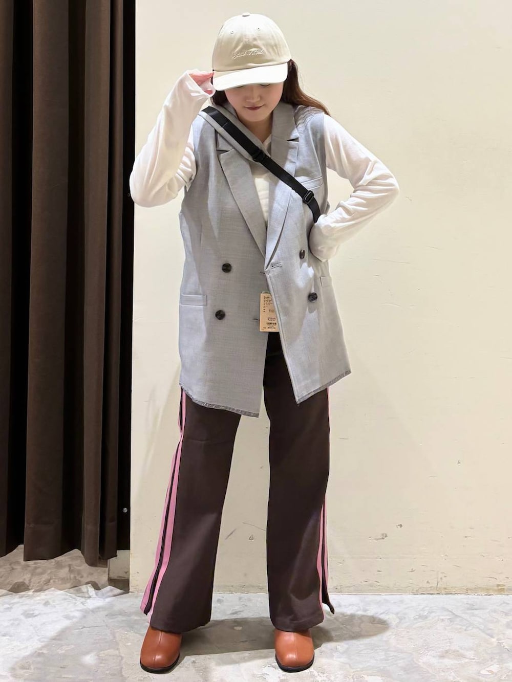 ブラウン系のその他パンツ、ホワイト系のTシャツ/カットソー、イエロー系のブーツを着用したレディースの秋コーディネートの4枚目の写真