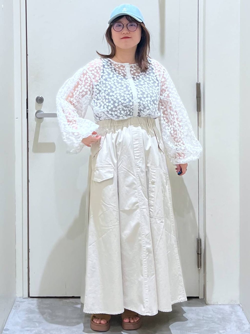 イエロー系のサンダル、ブラウン系のスカート、ホワイト系のTシャツ/カットソーを着用したレディースの春コーディネートの4枚目の写真