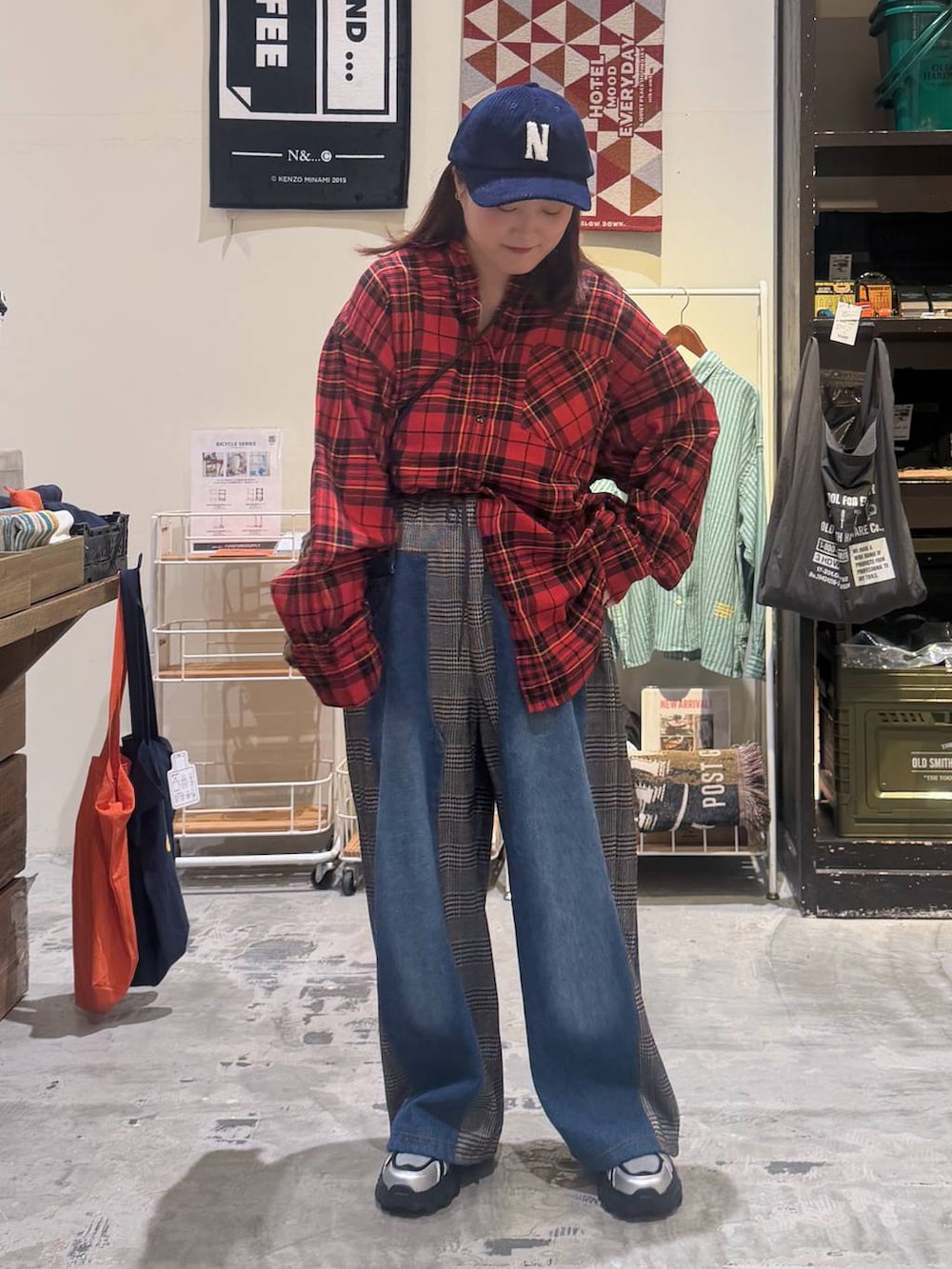 ブラウン系のデニムパンツ、その他のスニーカー、レッド系のシャツ/ブラウスを着用したレディースの秋コーディネートの2枚目の写真
