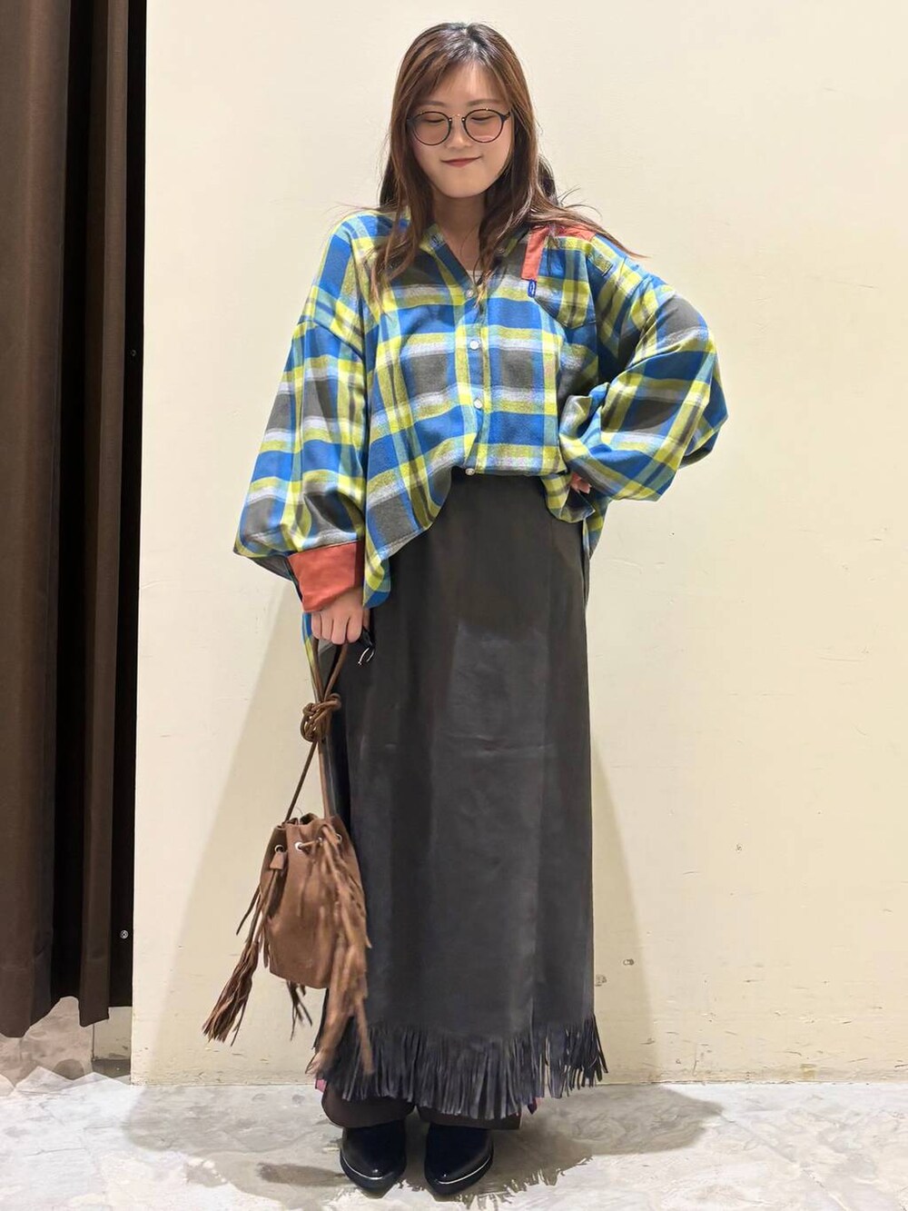 ブラウン系のその他パンツ、ブラック系のその他シューズ、ブラウン系のショルダーバッグを着用したレディースの夏コーディネートの3枚目の写真