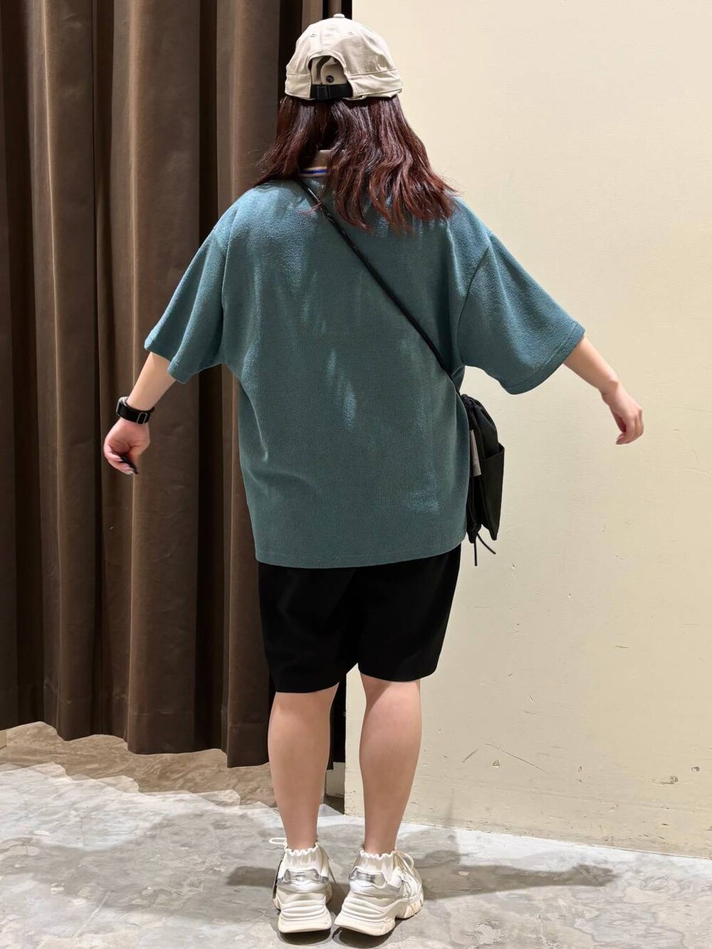ベージュ系のスニーカー、ブラック系のショルダーバッグ、ブラック系のその他パンツを着用したレディースの春コーディネートの5枚目の写真
