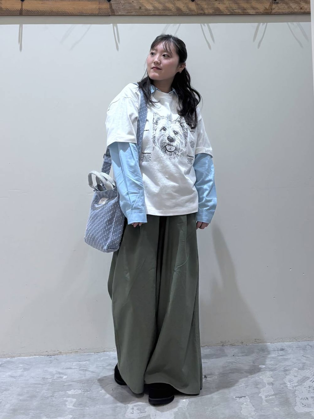 ブルー系のトートバッグ、ブルー系のシャツ/ブラウス、ブラック系のモカシン/デッキシューズを着用したレディースの春コーディネートの5枚目の写真