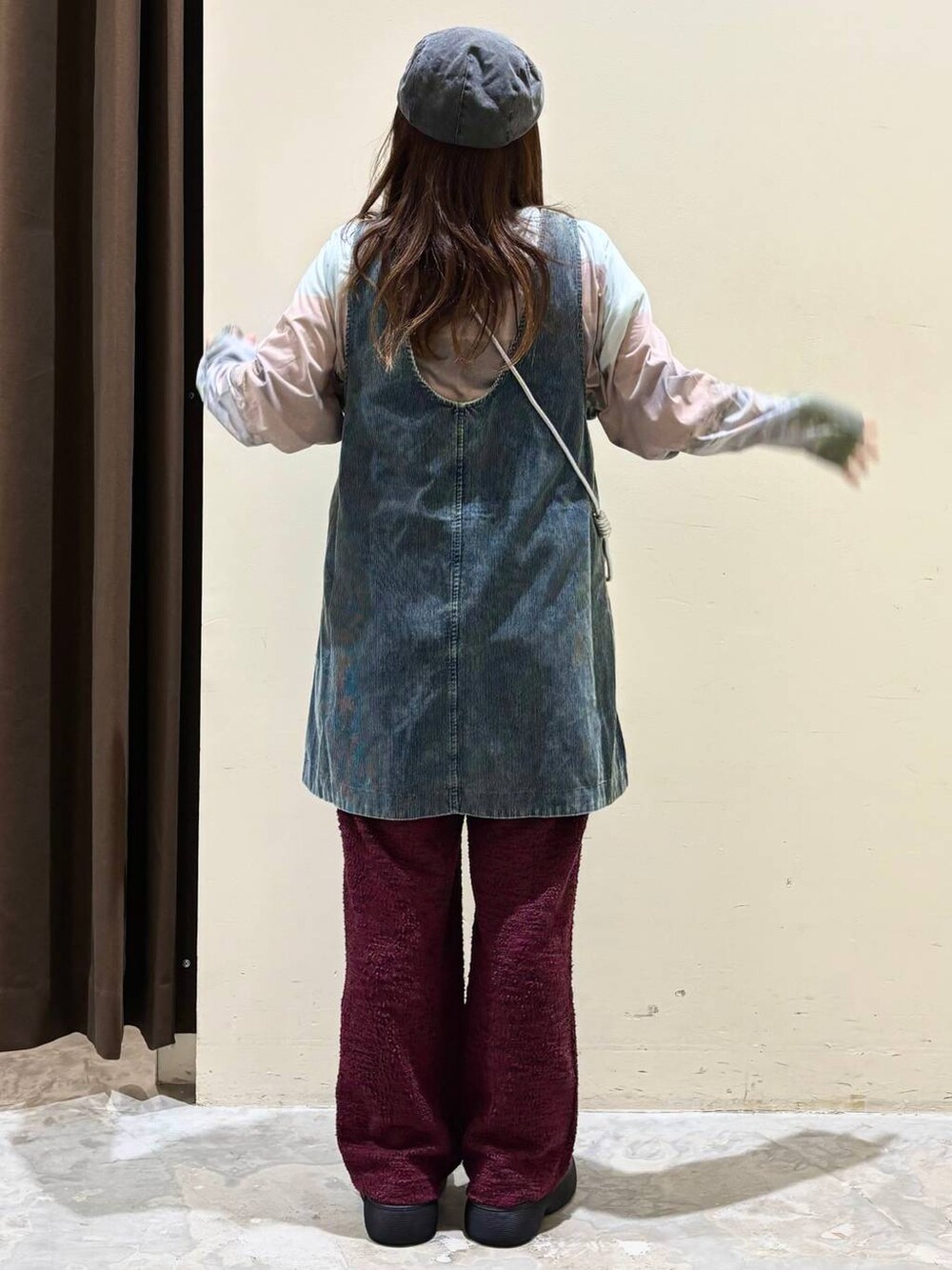 その他のその他シューズ、ブルー系のワンピース、ベージュ系のTシャツ/カットソーを着用したレディースの秋コーディネートの7枚目の写真