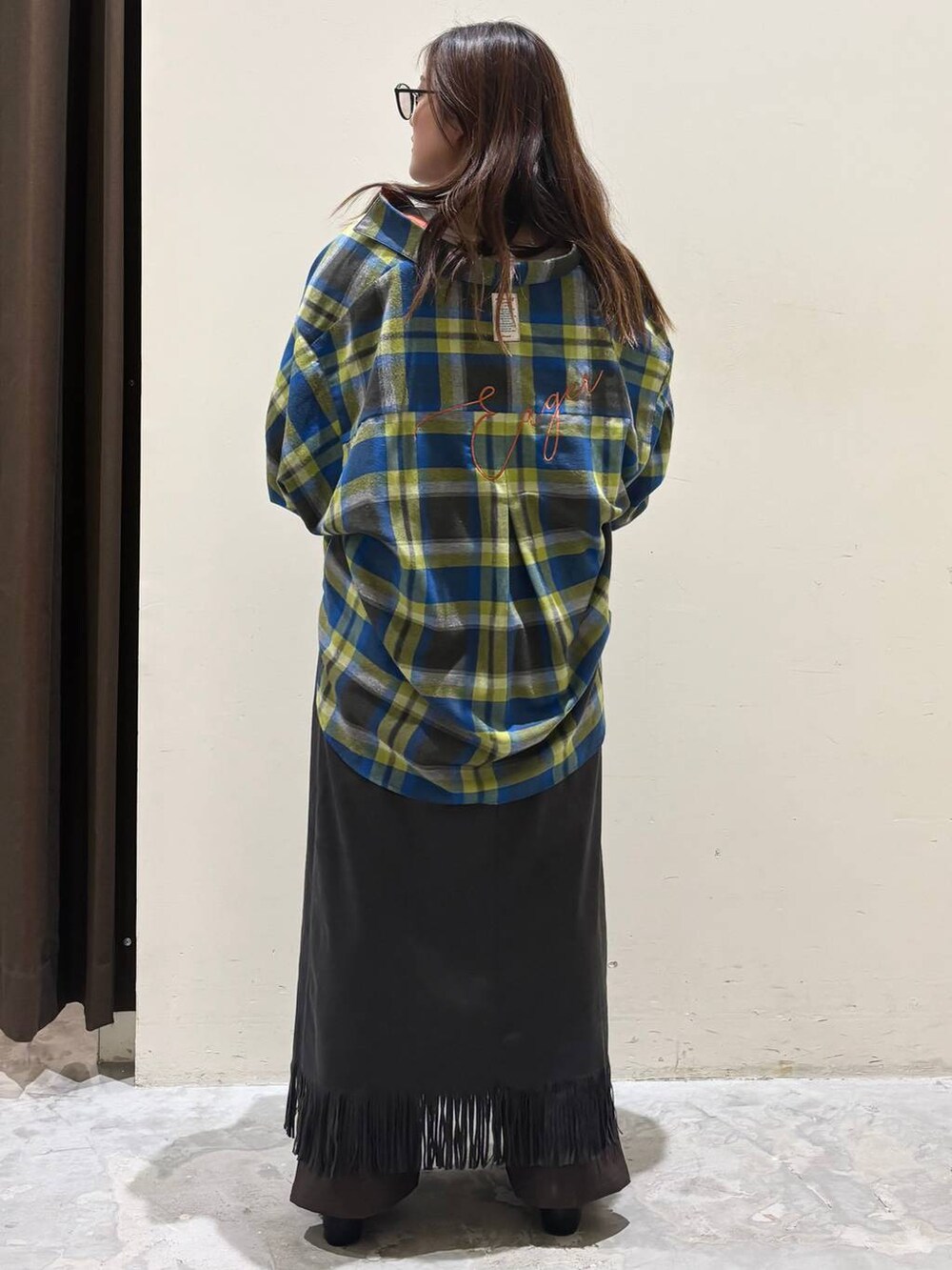 ブラウン系のその他パンツ、ブラック系のその他シューズ、ブラウン系のショルダーバッグを着用したレディースの夏コーディネートの6枚目の写真