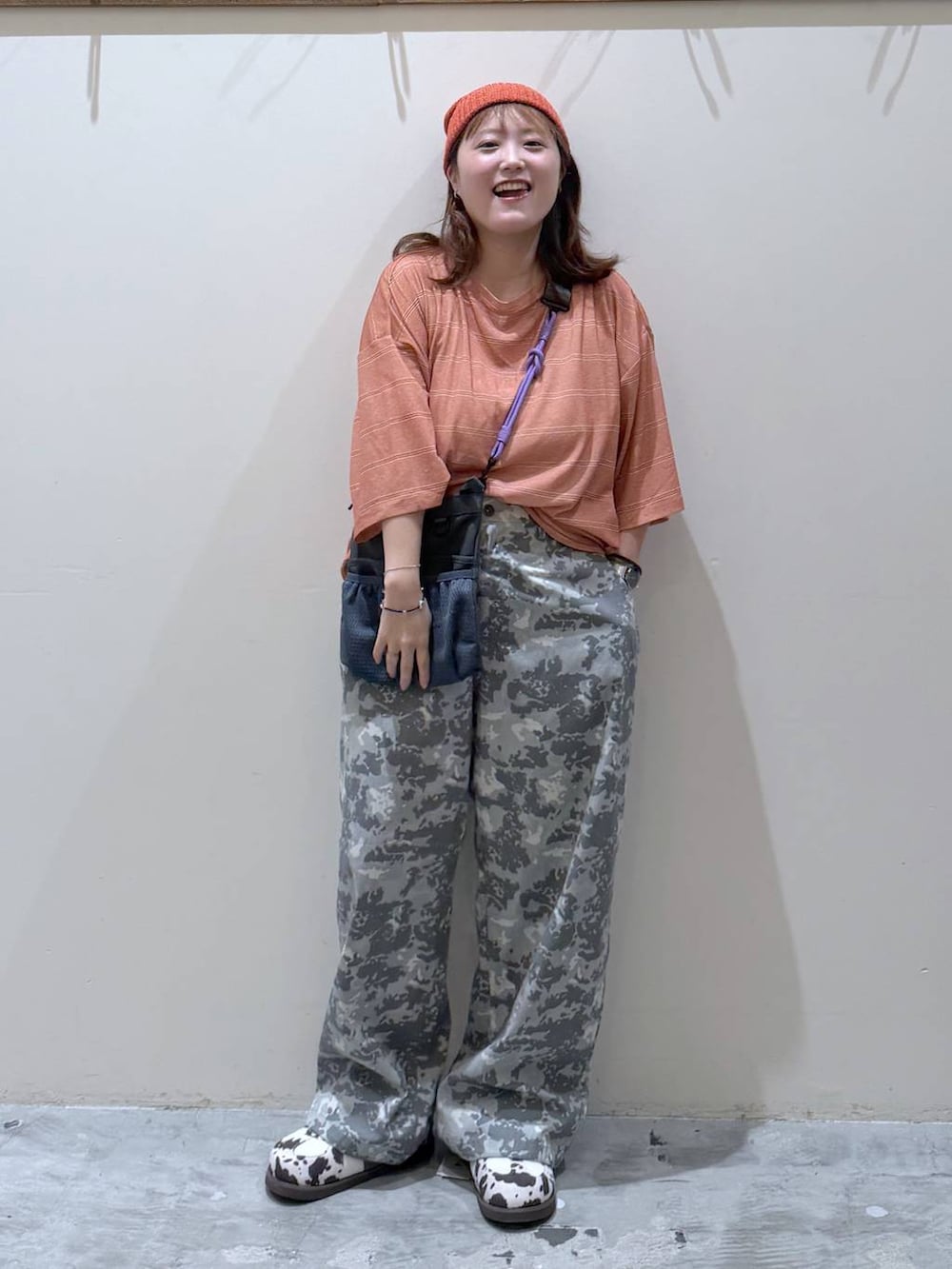 その他のその他パンツ、その他のスニーカー、グレー系のショルダーバッグを着用したレディースの夏コーディネートの7枚目の写真