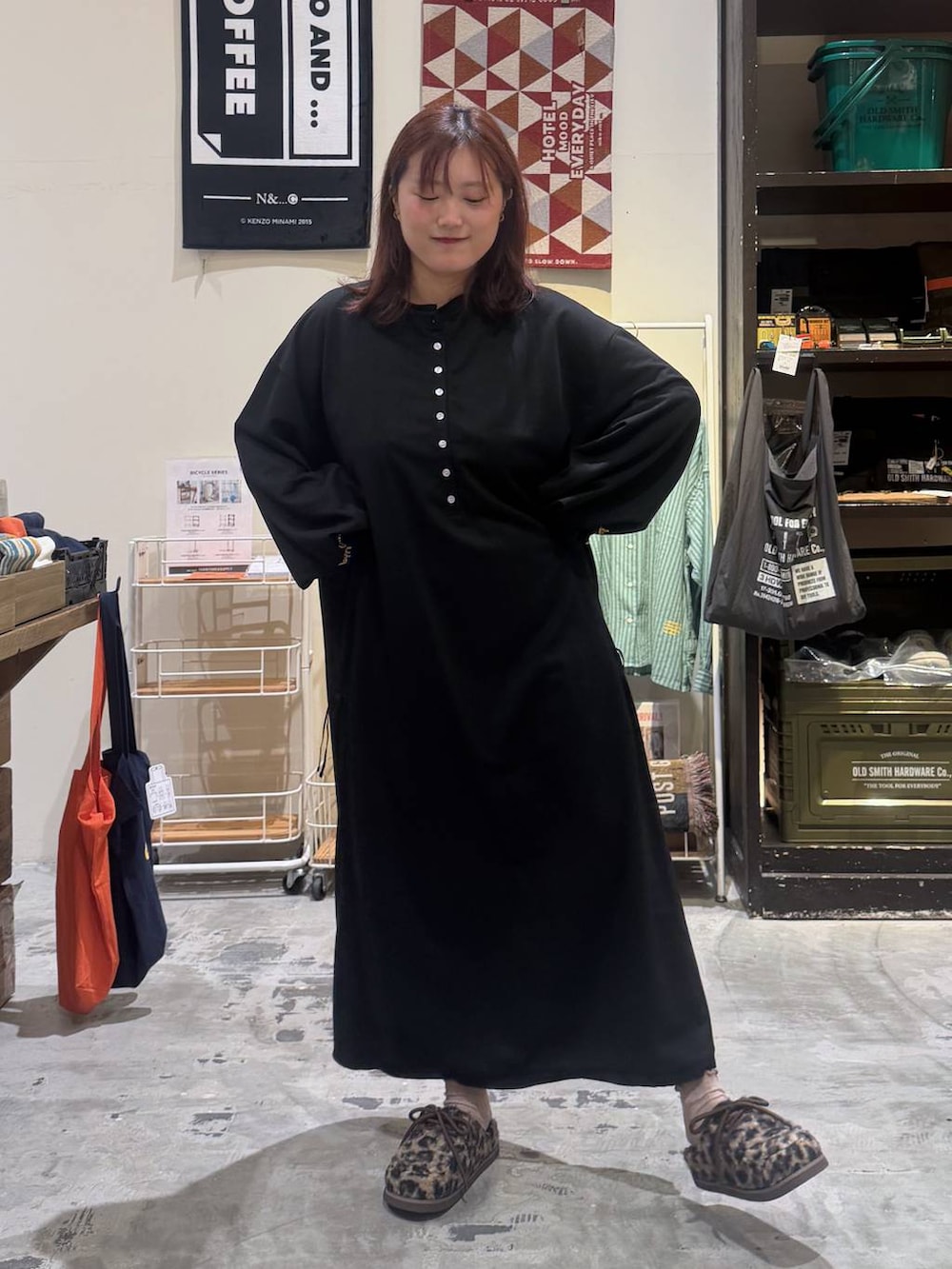 ブラック系のショルダーバッグ、その他のモカシン/デッキシューズ、レッド系のニットキャップ/ビーニーを着用したレディースの秋コーディネートの7枚目の写真