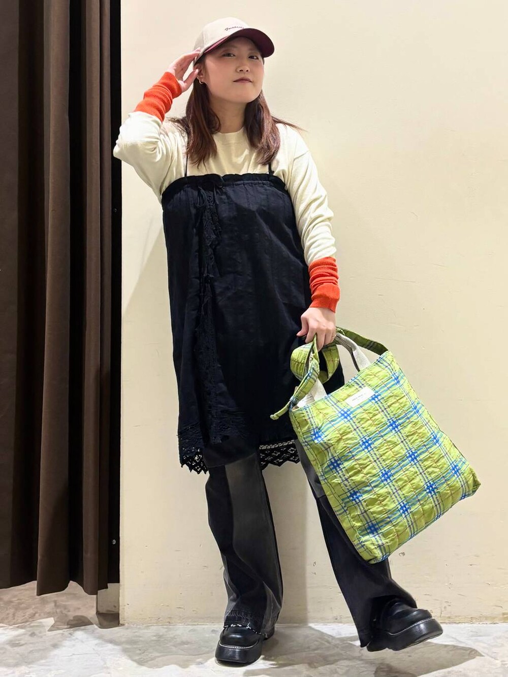 ブラック系のドレスシューズ、グリーン系のトートバッグ、グレー系のスカートを着用したレディースの冬コーディネートの4枚目の写真