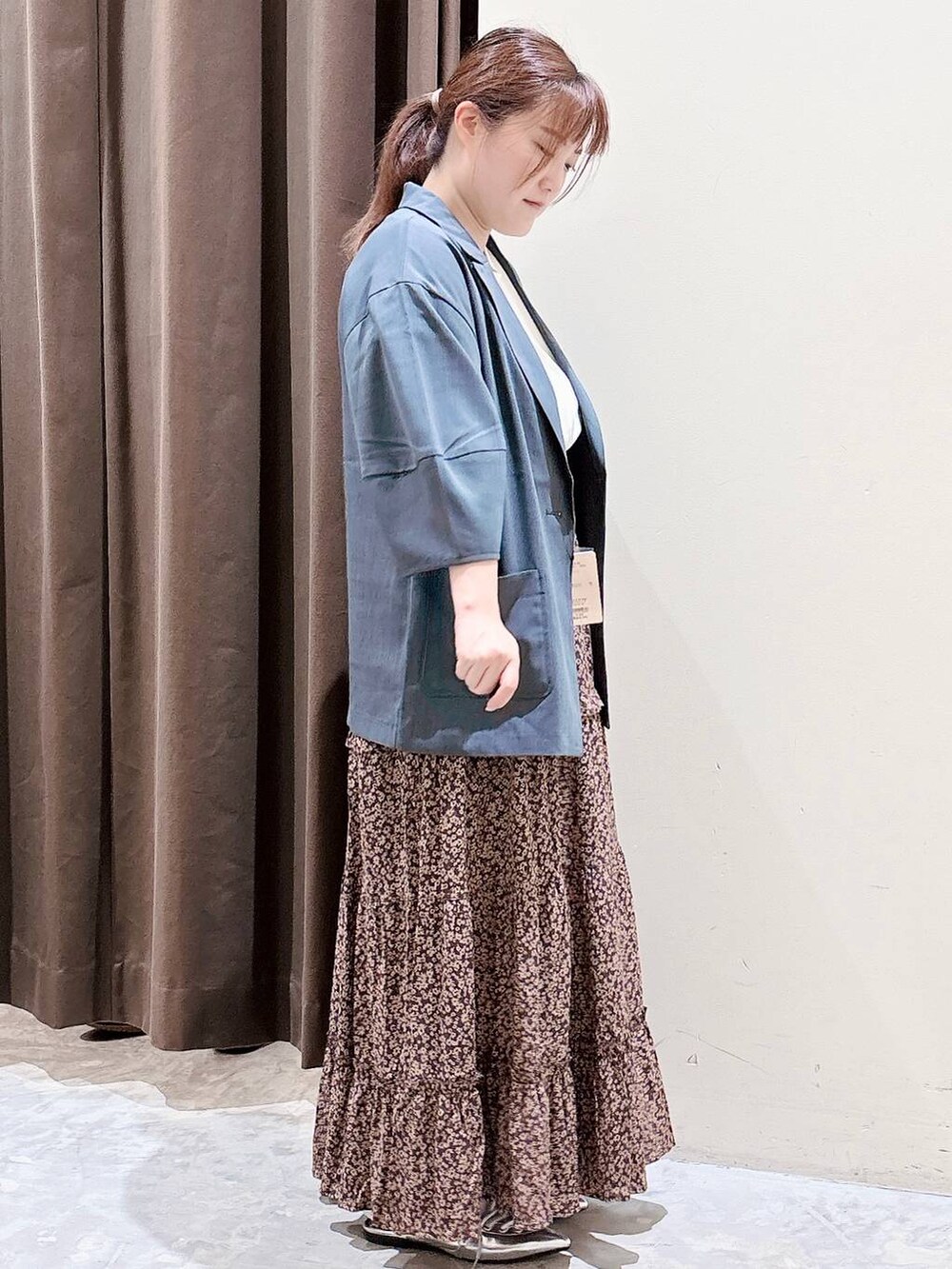 グレー系のその他アウター、グレー系のサンダル、ブラウン系のスカートを着用したレディースの春コーディネートの4枚目の写真