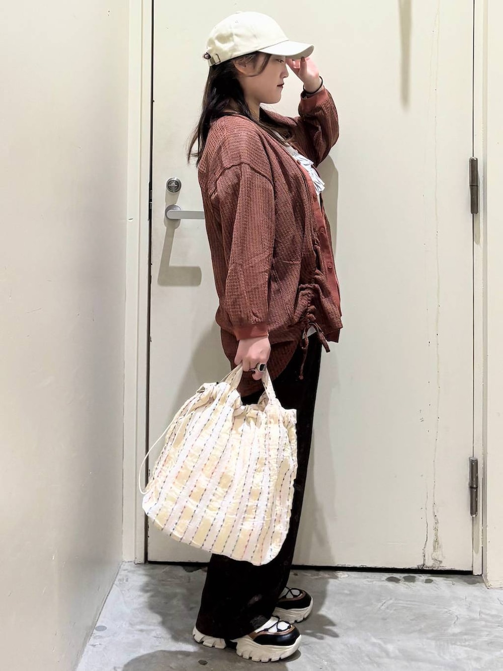 ブラウン系のカーディガン/ボレロ、ベージュ系のその他パンツ、その他のスニーカーを着用したレディースの夏コーディネートの4枚目の写真