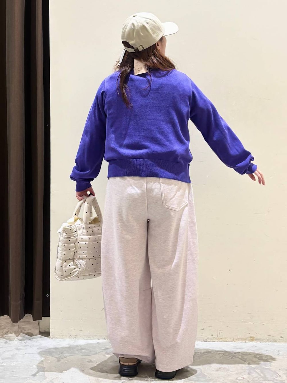 ホワイト系のトートバッグ、ピンク系のスウェットパンツ、ベージュ系のその他シューズを着用したレディースの冬コーディネートの5枚目の写真