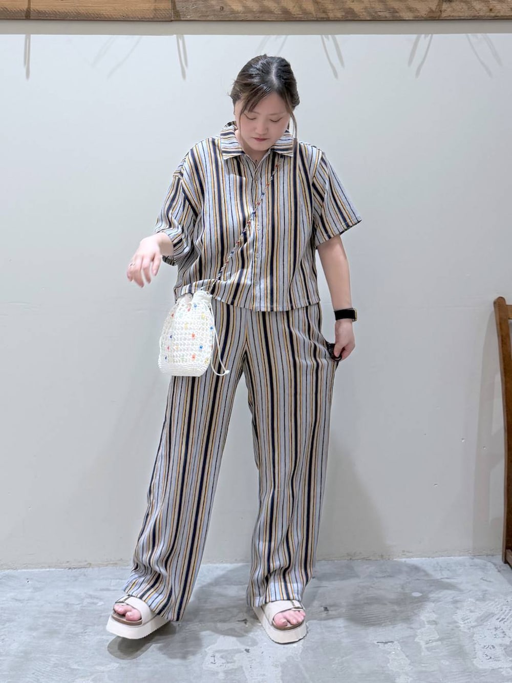 ベージュ系のサンダル、ブルー系のシャツ/ブラウス、ブルー系のその他パンツを着用したレディースの春コーディネートの2枚目の写真