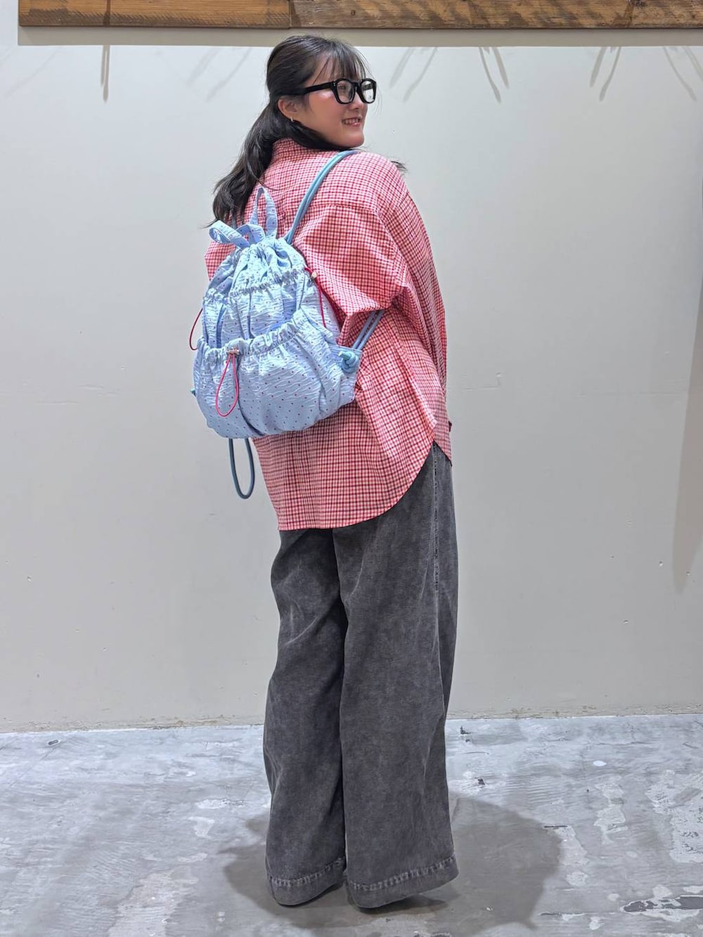 グレー系のパンプス、ブルー系のバックパック/リュックを着用したレディースの春コーディネートの4枚目の写真