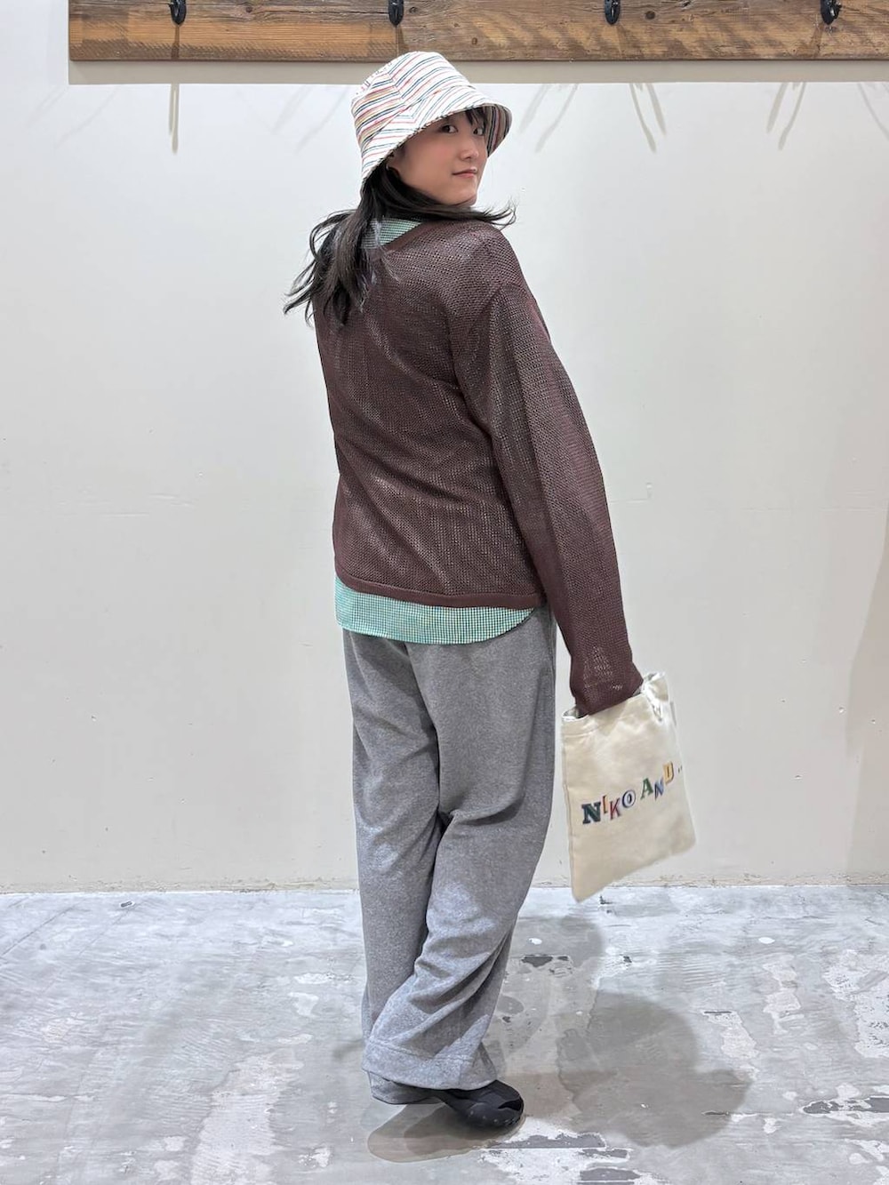 グレー系のその他パンツ、ブラック系のバレエシューズ、グリーン系のシャツ/ブラウスを着用したレディースの春コーディネートの4枚目の写真