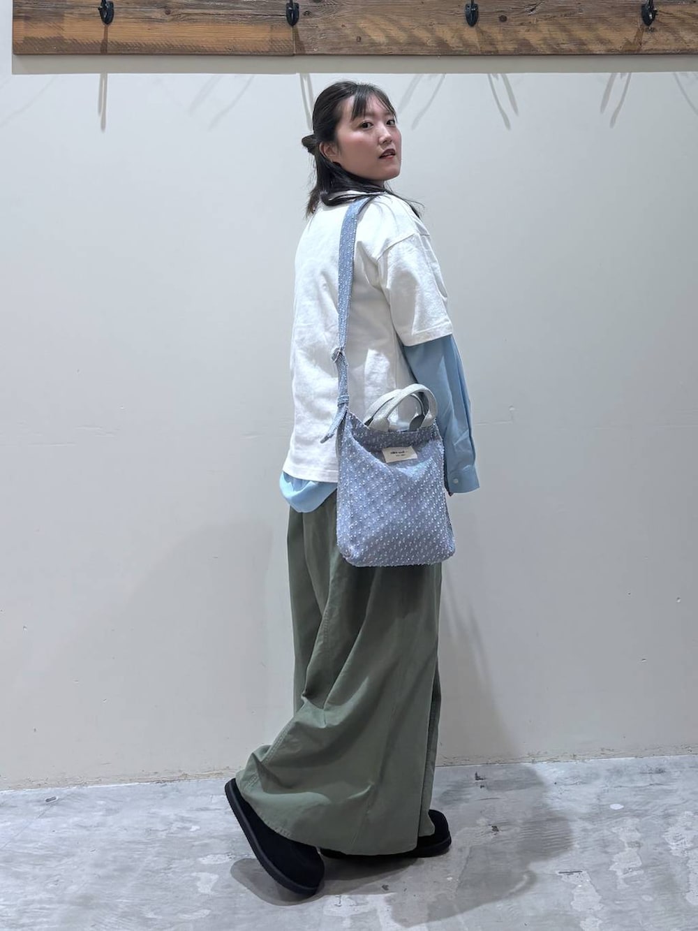 ブルー系のトートバッグ、ブルー系のシャツ/ブラウス、ブラック系のモカシン/デッキシューズを着用したレディースの春コーディネートの3枚目の写真