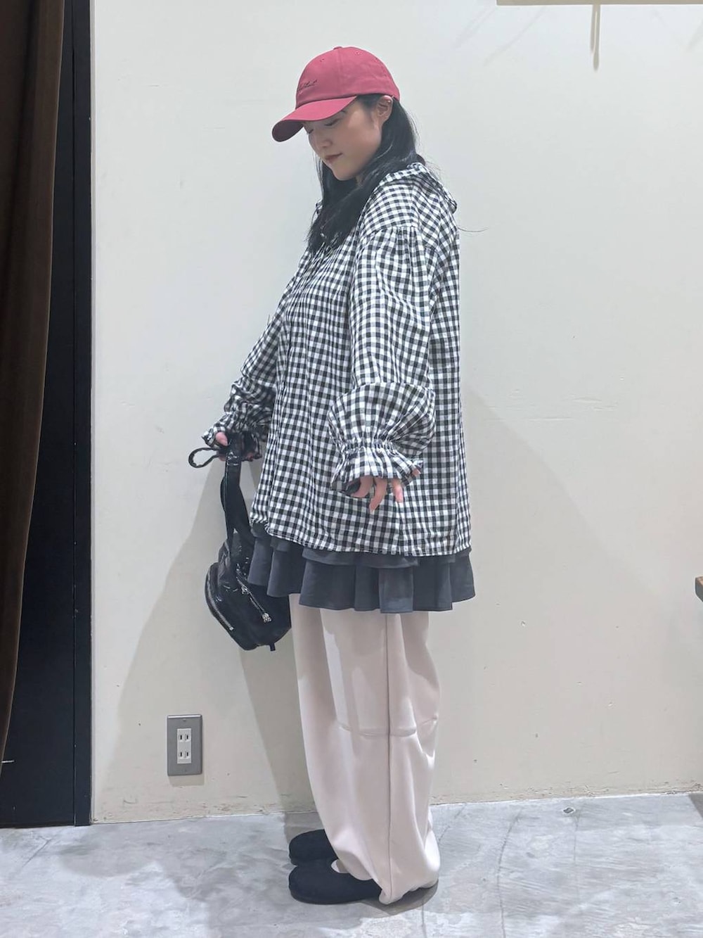 ブラック系のパンプス、ブラック系のショルダーバッグ、ブラック系のシャツ/ブラウスを着用したレディースの春コーディネートの3枚目の写真