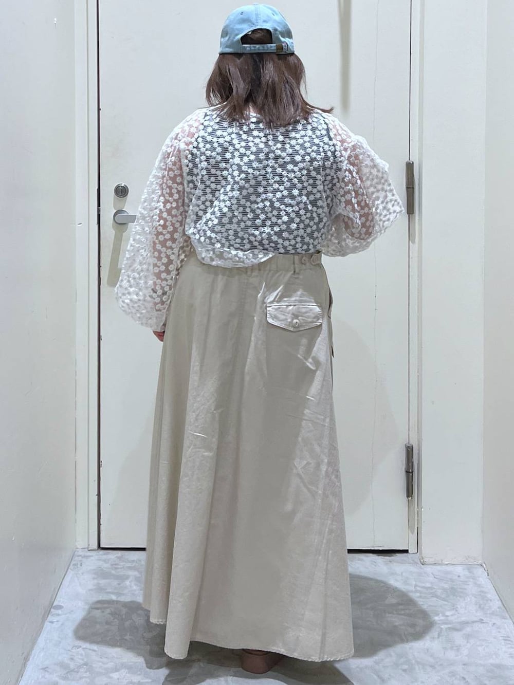 イエロー系のサンダル、ブラウン系のスカート、ホワイト系のTシャツ/カットソーを着用したレディースの春コーディネートの6枚目の写真