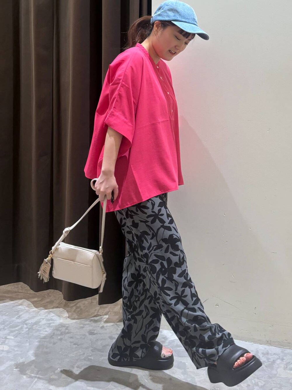 ブラック系のサンダル、その他のその他パンツ、ブラウン系のショルダーバッグを着用したレディースの夏コーディネートの6枚目の写真