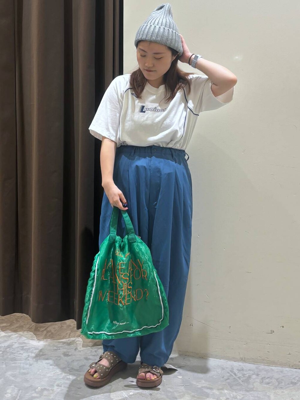 ベージュ系のサンダル、ブルー系のその他パンツ、グリーン系のトートバッグを着用したレディースの夏コーディネートの4枚目の写真