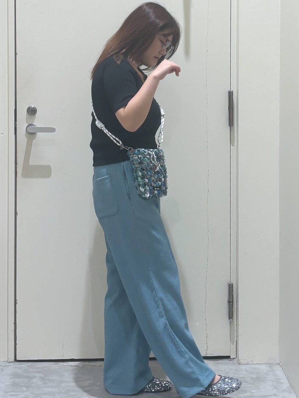 ブルー系のその他パンツ、シルバー系のバレエシューズ、グリーン系のショルダーバッグを着用したレディースの夏コーディネートの5枚目の写真