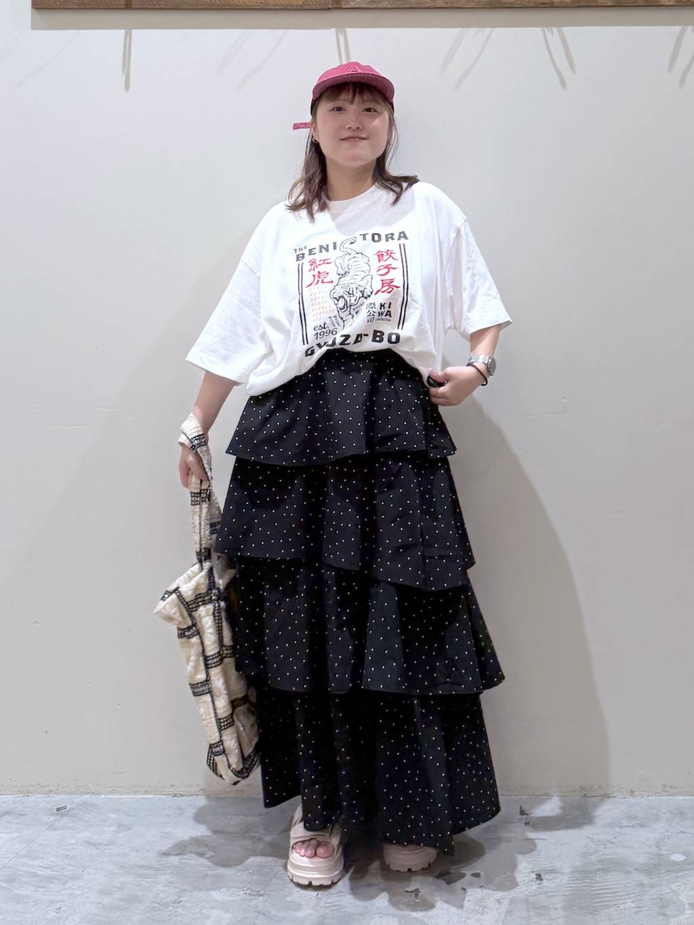 その他のトートバッグ、ベージュ系のサンダル、ホワイト系のTシャツ/カットソーを着用したレディースの夏コーディネートの2枚目の写真