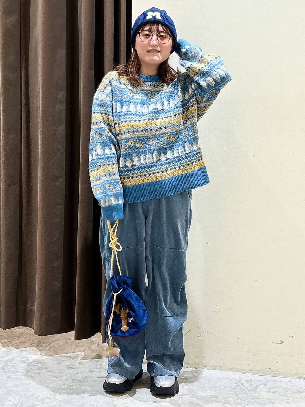 ブルー系のその他パンツ、その他のショルダーバッグ、グレー系のブーツを着用したレディースの冬コーディネートの6枚目の写真