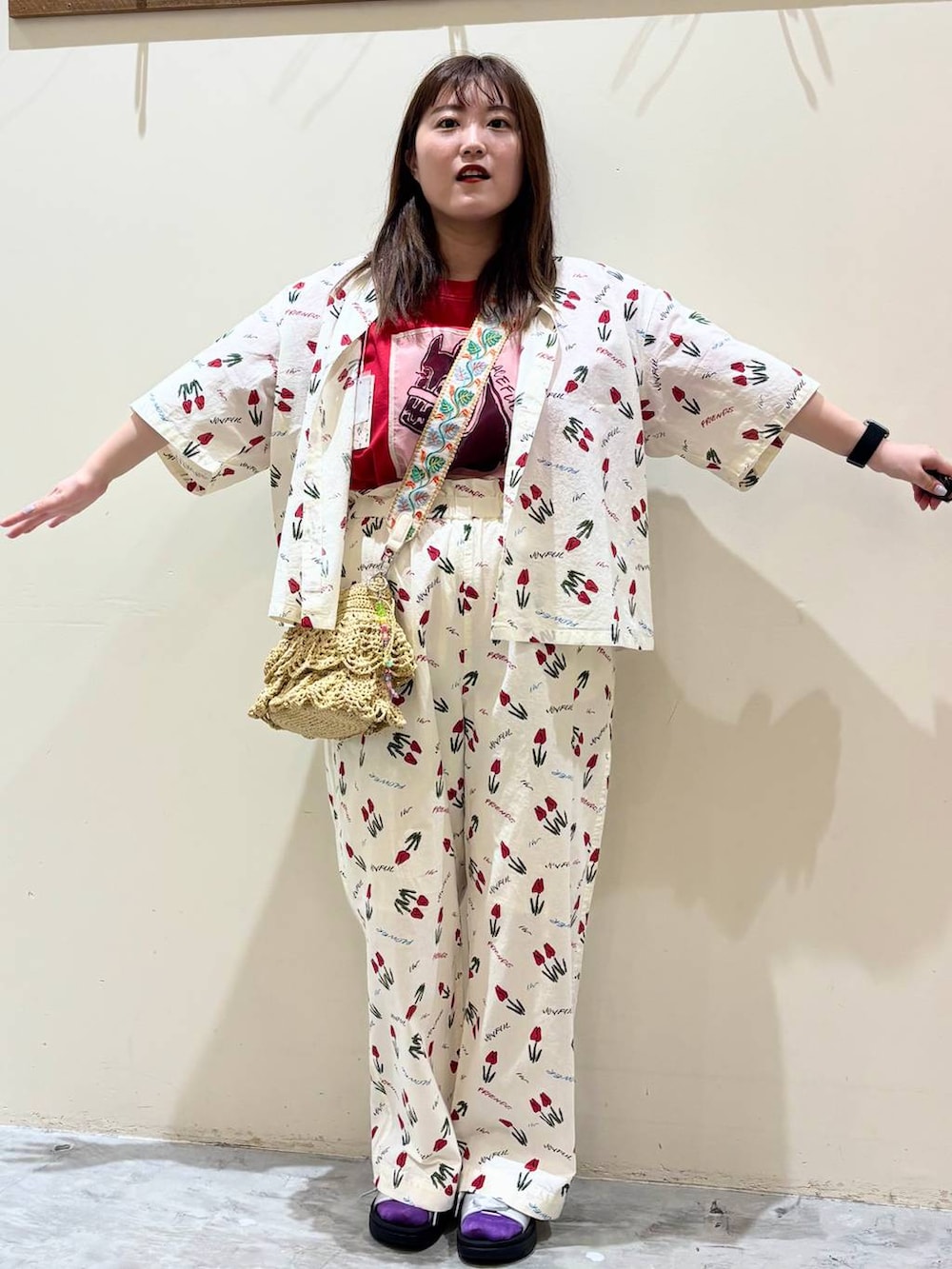 シルバー系のサンダル、ベージュ系のショルダーバッグ、レッド系のTシャツ/カットソーを着用したレディースの春コーディネートの3枚目の写真