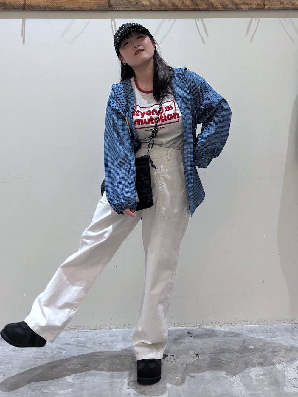 ブラック系のショルダーバッグ、ベージュ系のその他パンツ、ブルー系のシャツ/ブラウスを着用したレディースの春コーディネートの6枚目の写真