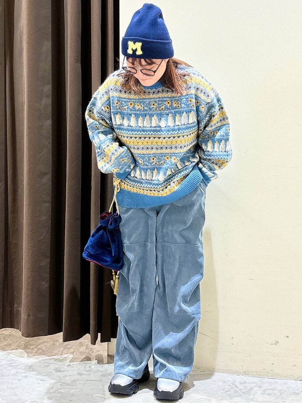 ブルー系のその他パンツ、その他のショルダーバッグ、グレー系のブーツを着用したレディースの冬コーディネートの5枚目の写真