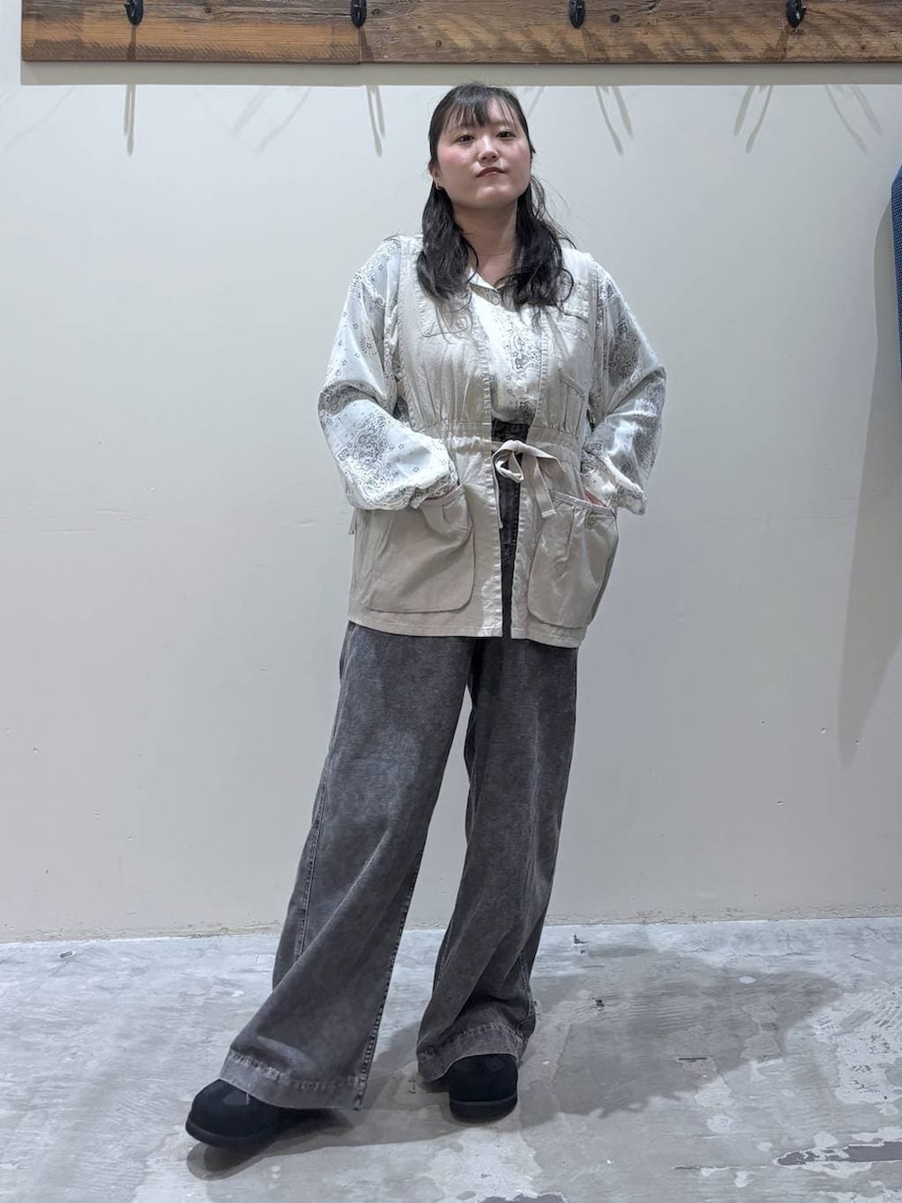 ベージュ系のベスト、ベージュ系のシャツ/ブラウス、ブラック系のスニーカーを着用したレディースの春コーディネートの5枚目の写真