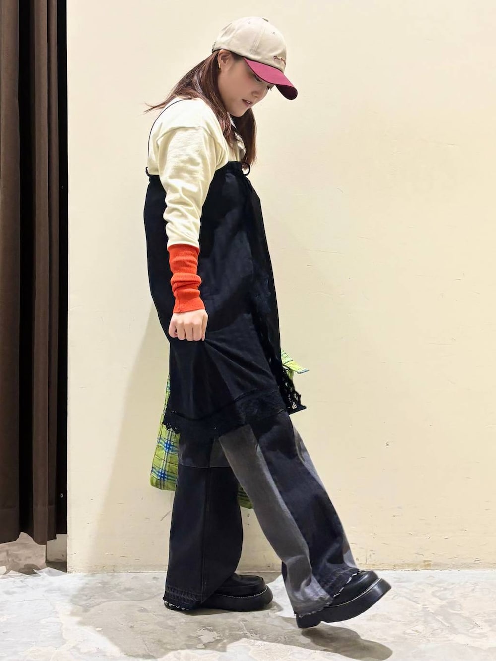 ブラック系のドレスシューズ、グリーン系のトートバッグ、グレー系のスカートを着用したレディースの冬コーディネートの5枚目の写真