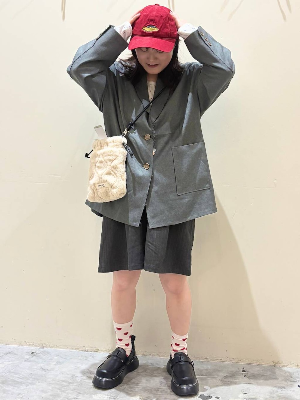 ベージュ系のTシャツ/カットソー、グレー系のテーラードジャケット、ブラック系のドレスシューズを着用したレディースの秋コーディネートの2枚目の写真