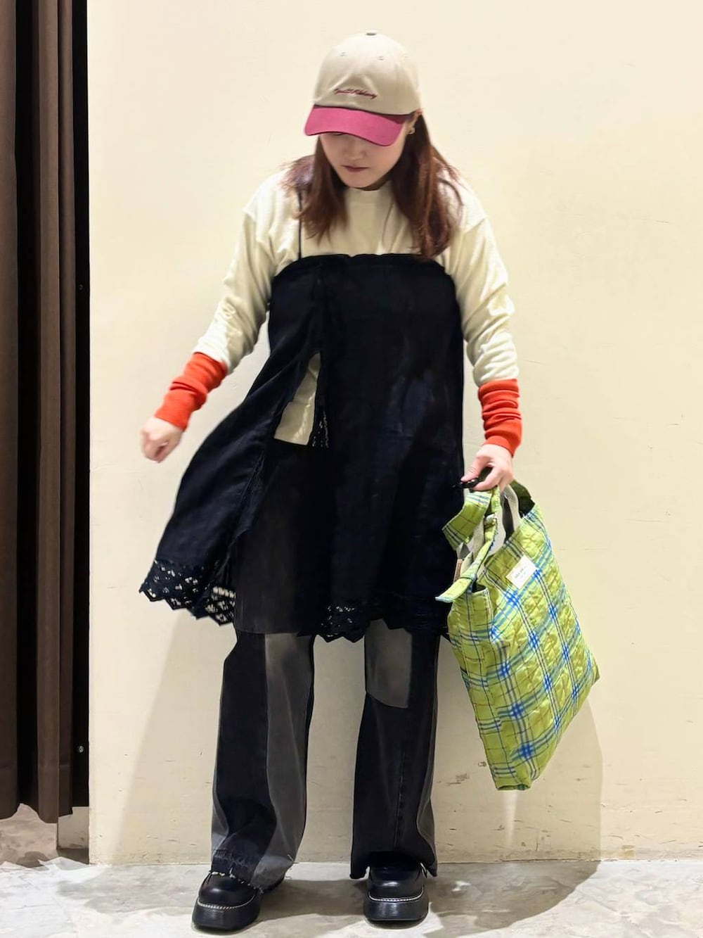 ブラック系のドレスシューズ、グリーン系のトートバッグ、グレー系のスカートを着用したレディースの冬コーディネートの2枚目の写真