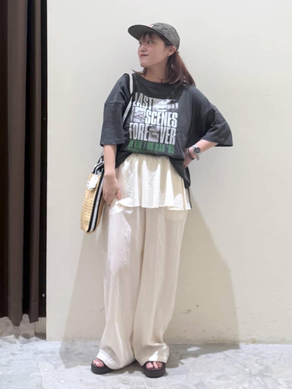 ブラウン系のサンダル、ベージュ系のトートバッグ、グレー系のTシャツ/カットソーを着用したレディースの夏コーディネートの4枚目の写真